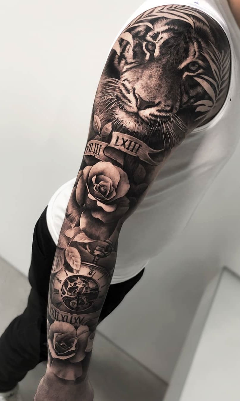 brazo lleno de tatuajes 155