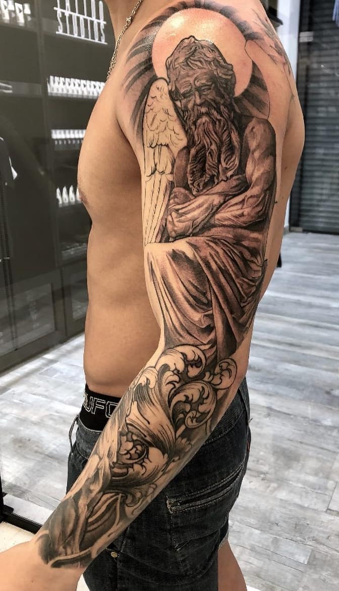 brazo lleno de tatuajes 173