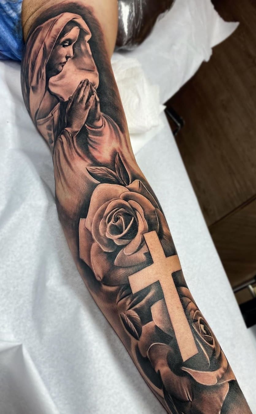 brazo lleno de tatuajes 187