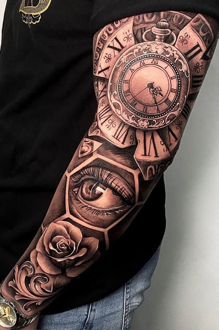 brazo lleno de tatuajes 190