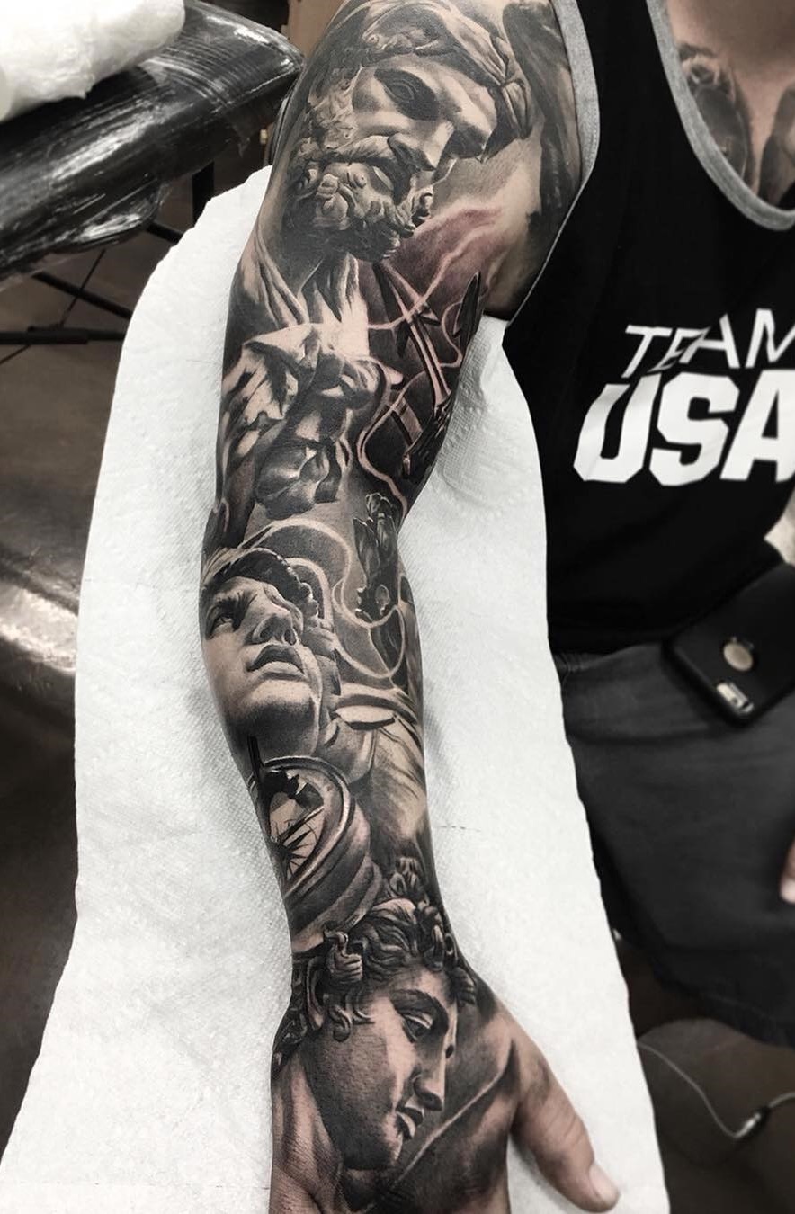 brazo lleno de tatuajes 51