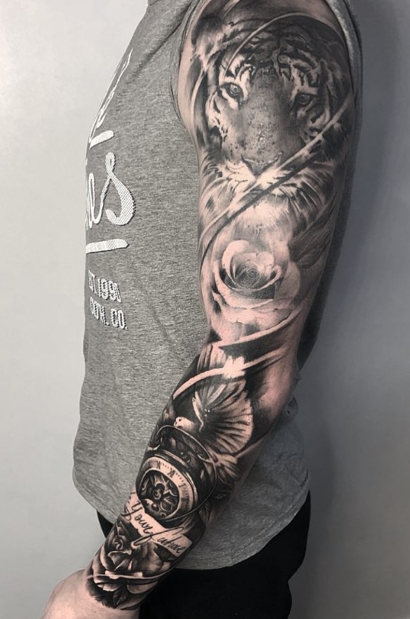 brazo lleno de tatuajes 54