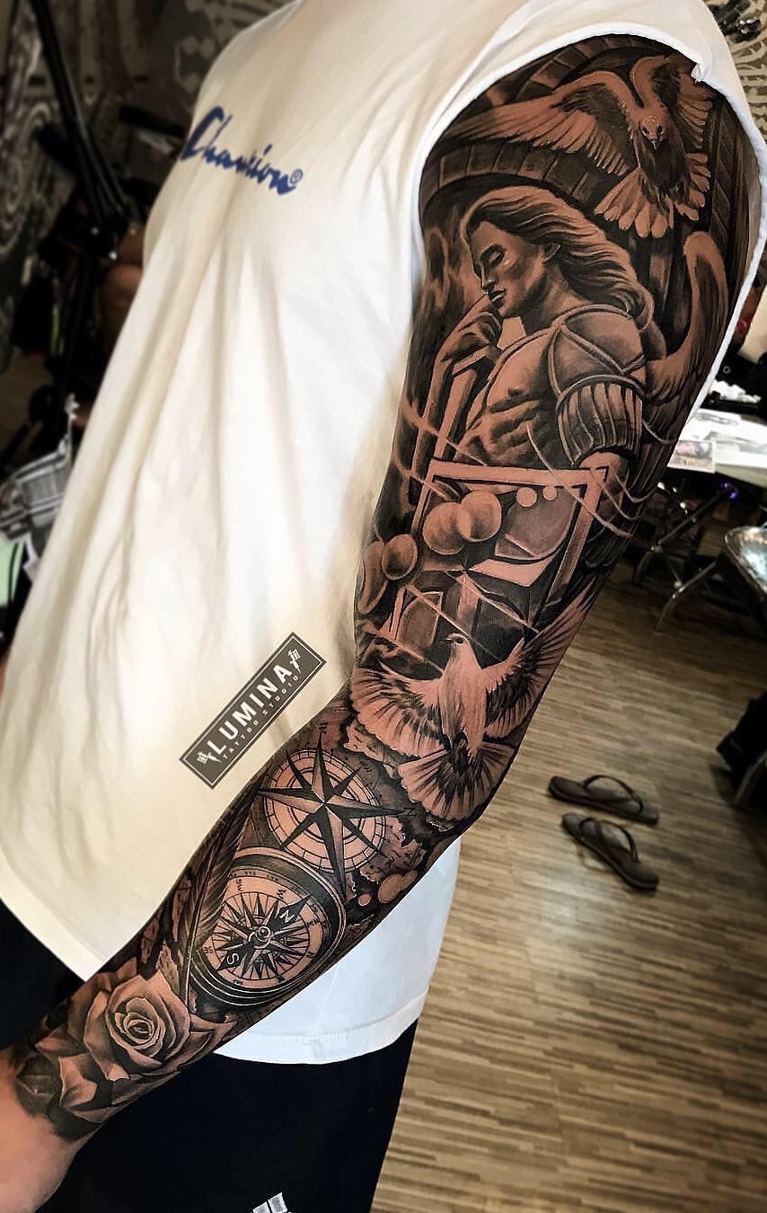 brazo lleno de tatuajes 88