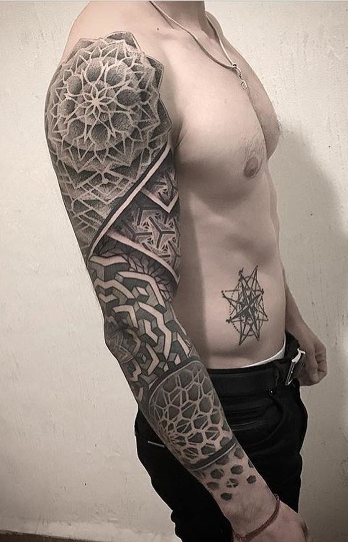 brazo lleno de tatuajes 93
