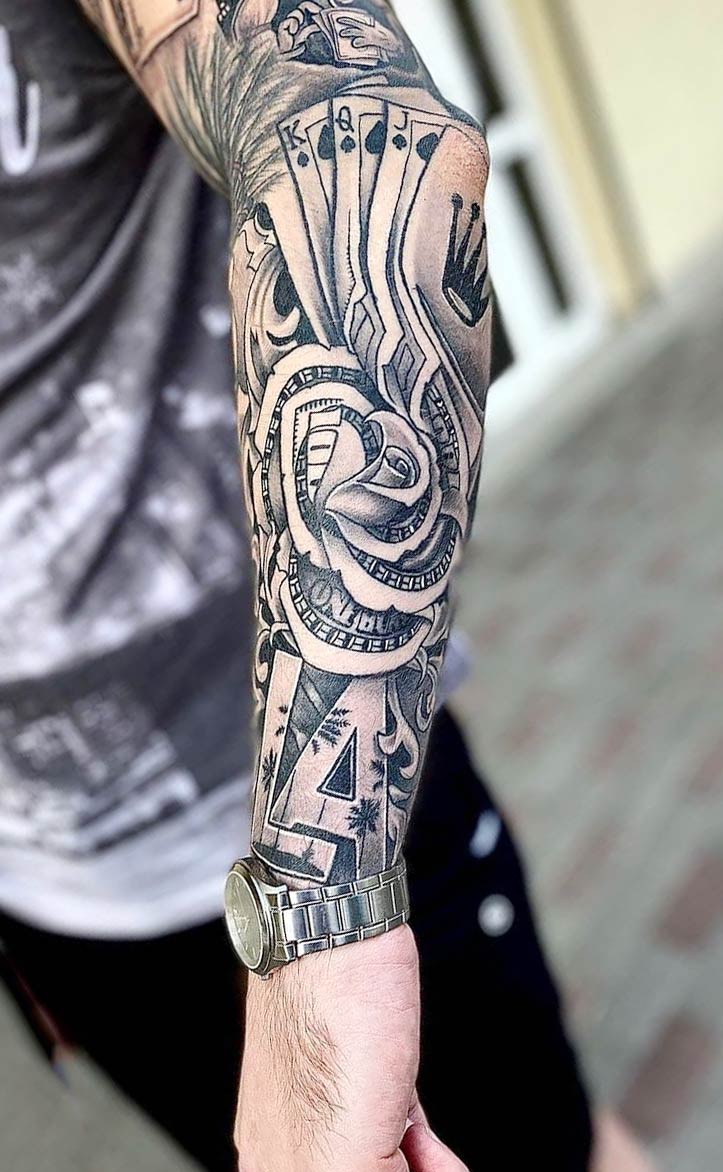 hombre con tatuaje antebrazo 11