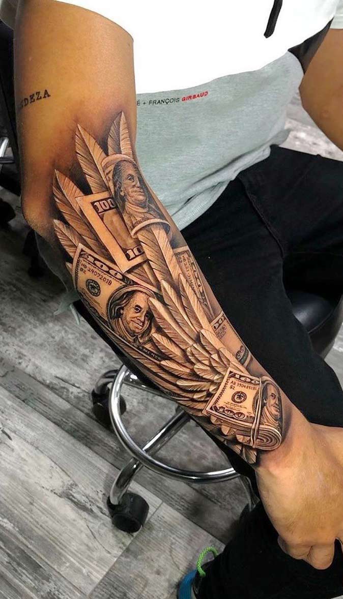 hombre con tatuaje antebrazo 13