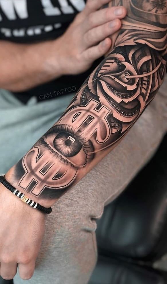 hombre con tatuaje antebrazo 16