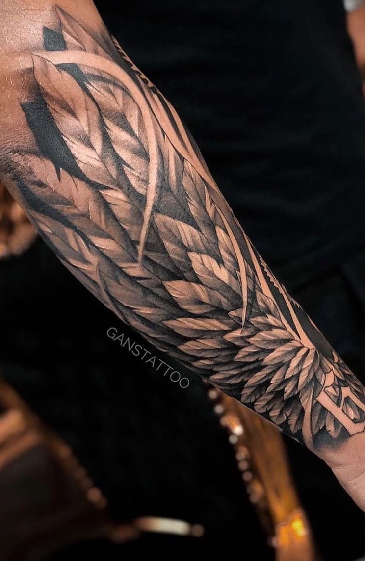 hombre con tatuaje antebrazo 30