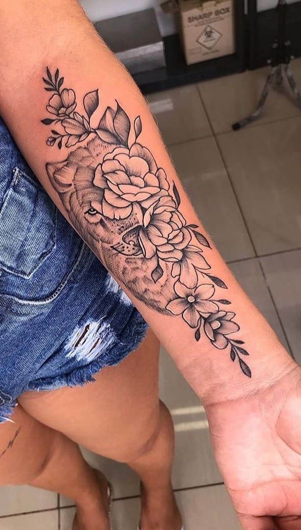 mujer con tatuaje antebrazo 22