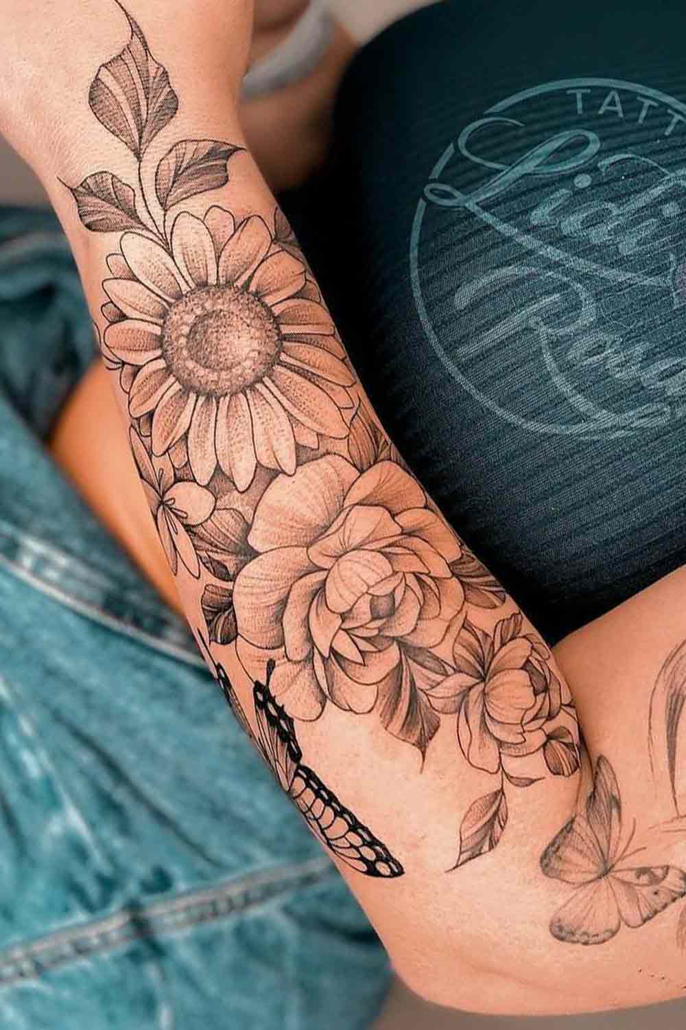 mujer con tatuaje antebrazo 39