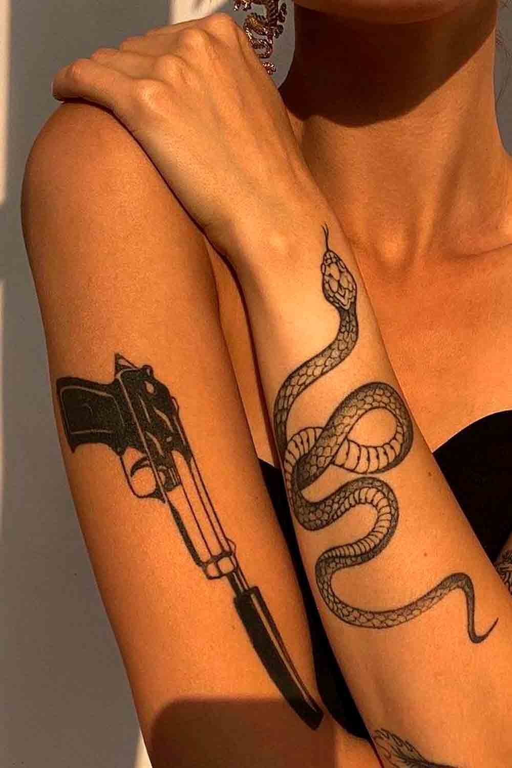 mujer con tatuaje antebrazo 49
