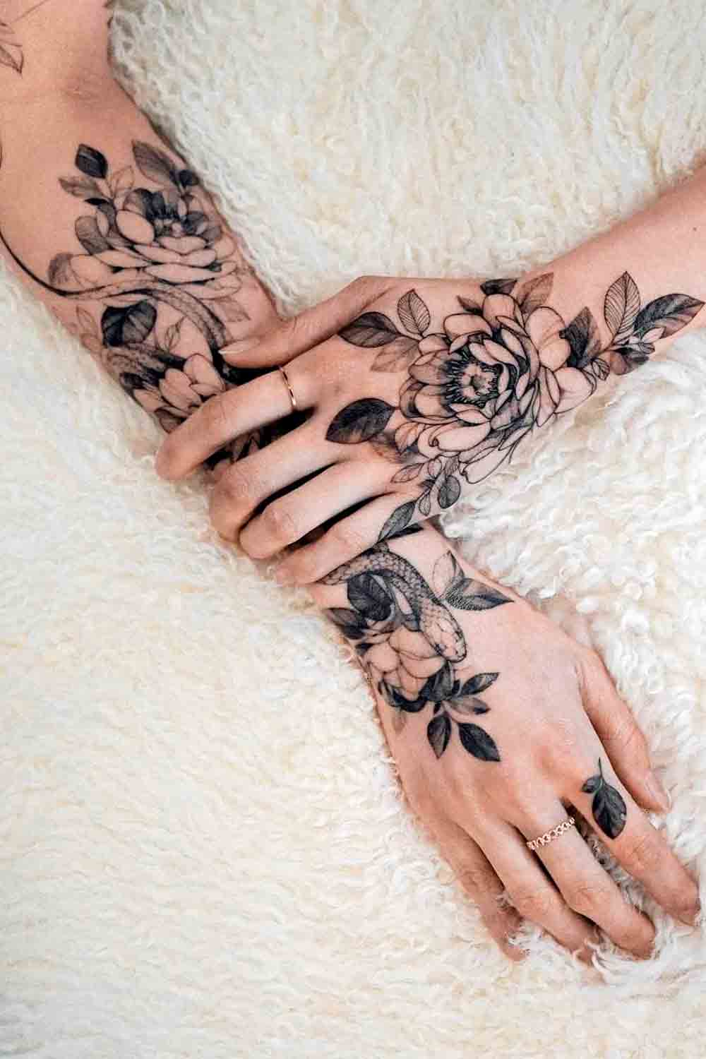 mujer con tatuaje antebrazo 50