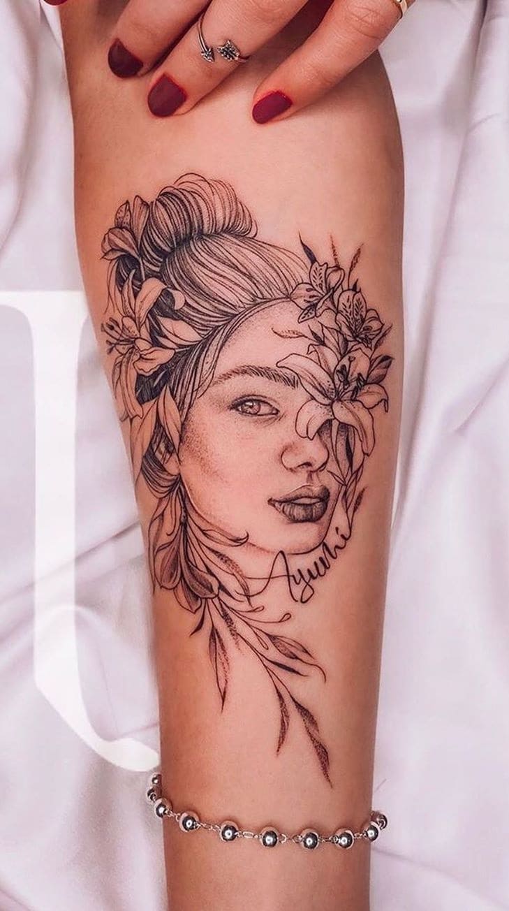 mujer con tatuaje antebrazo 53