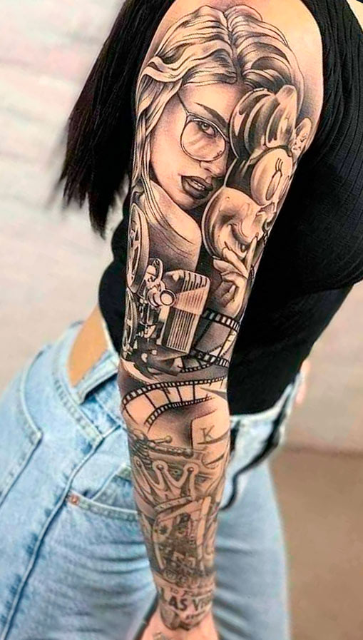 mujer con tatuaje manga completa 04