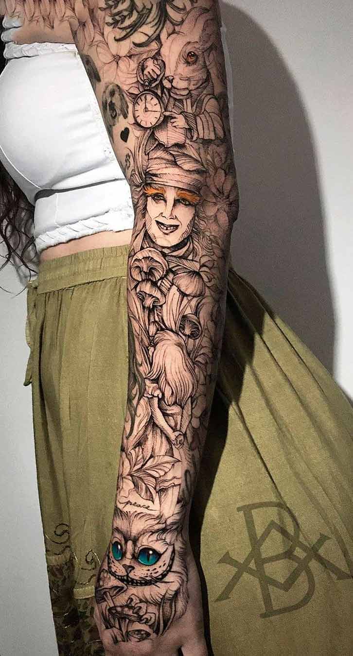 mujer con tatuaje manga completa 05