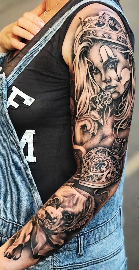 mujer con tatuaje manga completa 08