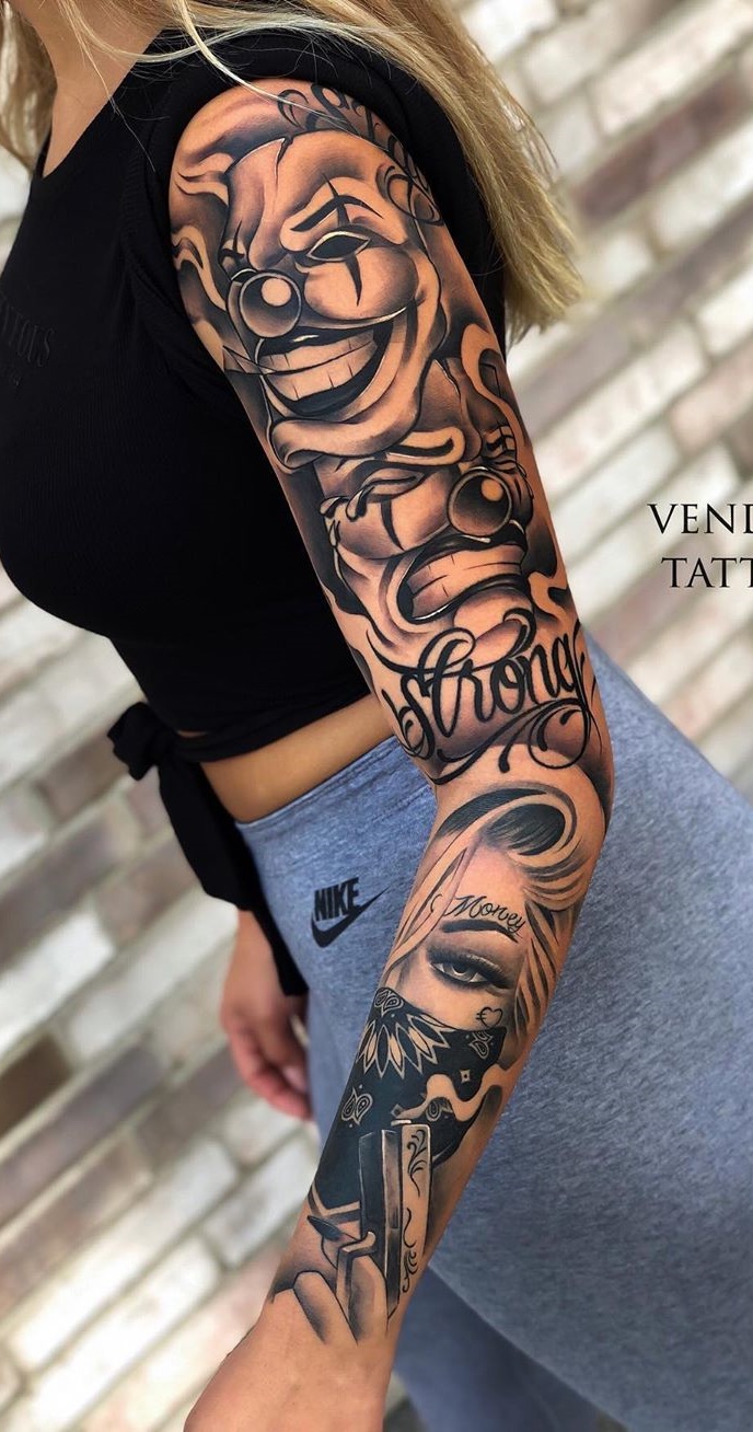 mujer con tatuaje manga completa 09