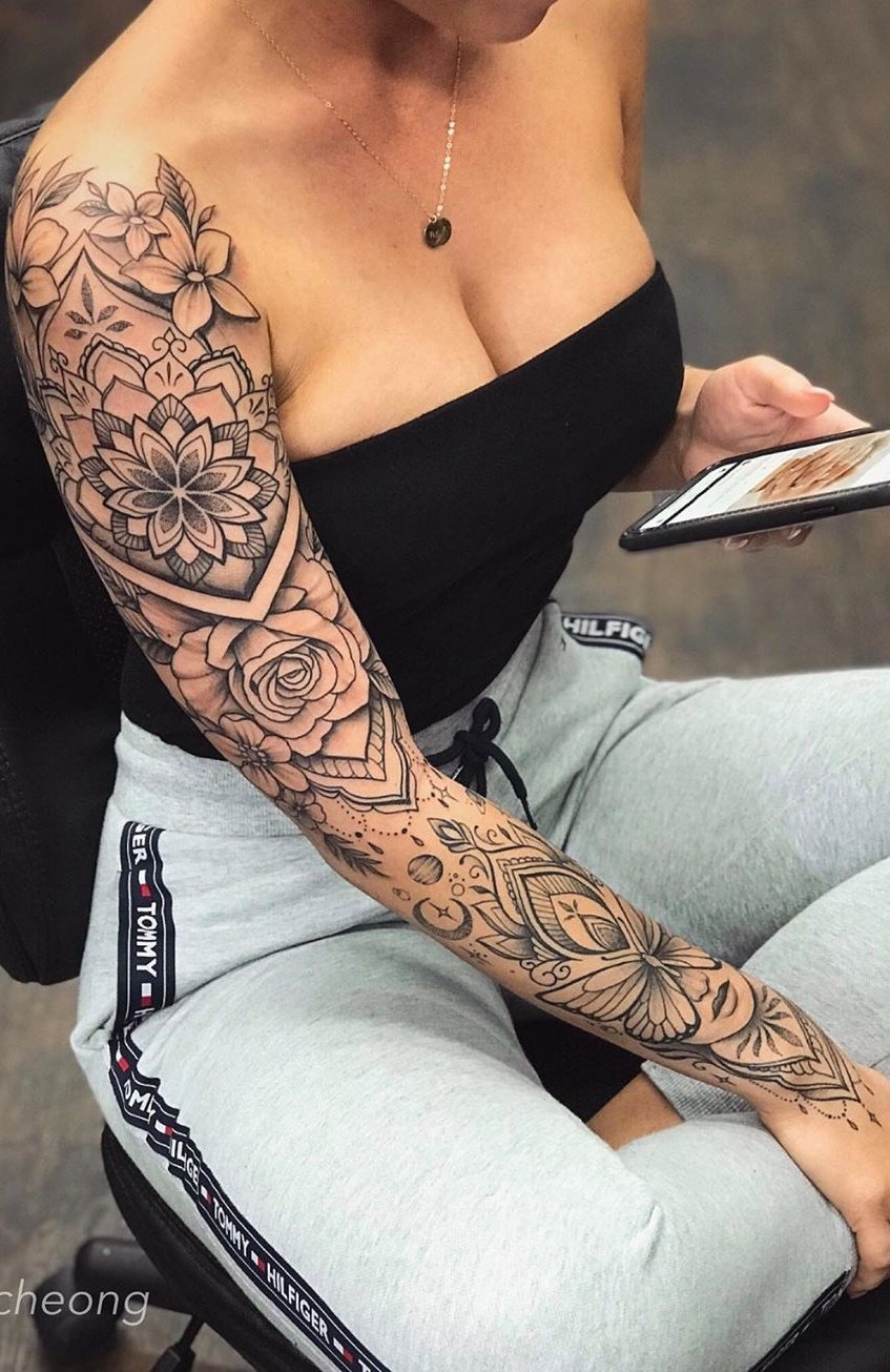 mujer con tatuaje manga completa 10
