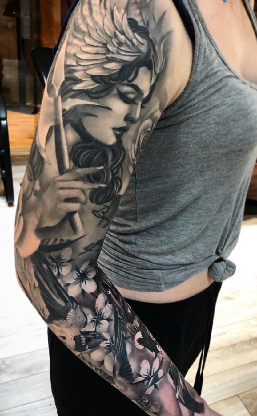 mujer con tatuaje manga completa 14