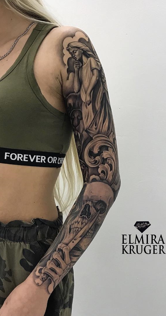 mujer con tatuaje manga completa 16