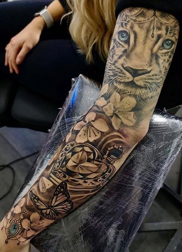 mujer con tatuaje manga completa 18