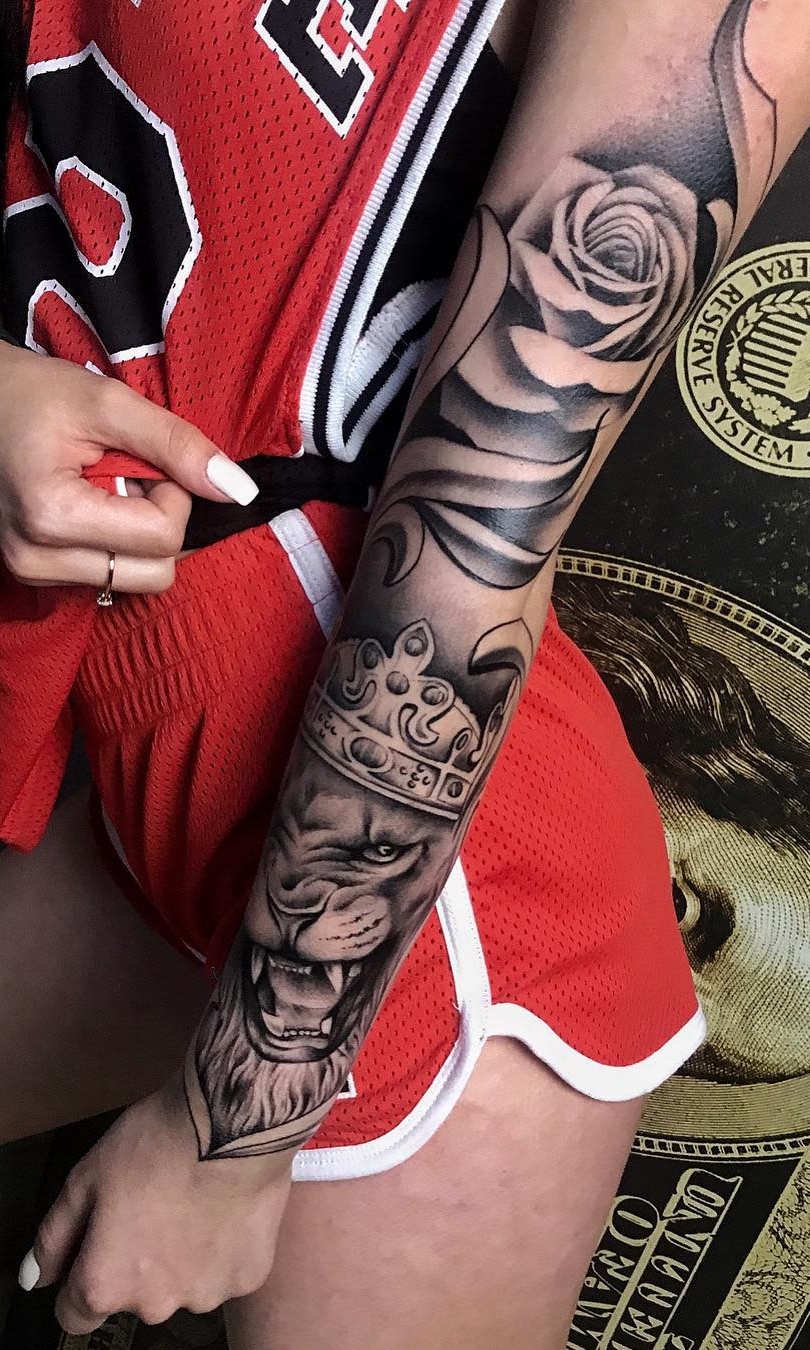 mujer con tatuaje manga completa 19