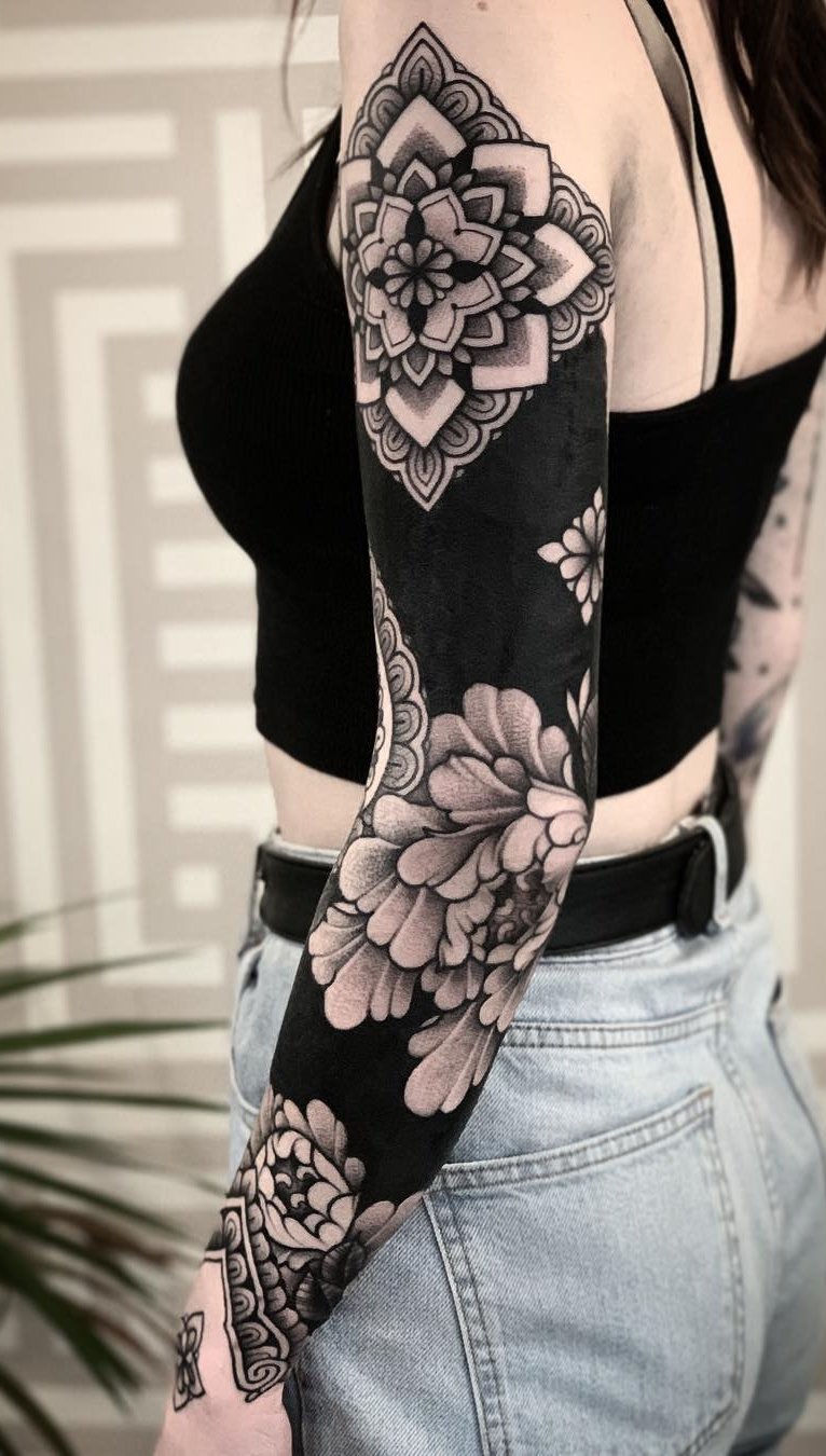 mujer con tatuaje manga completa 20