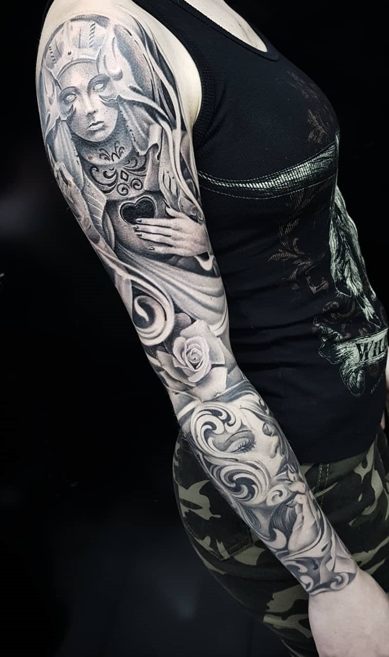 mujer con tatuaje manga completa 21