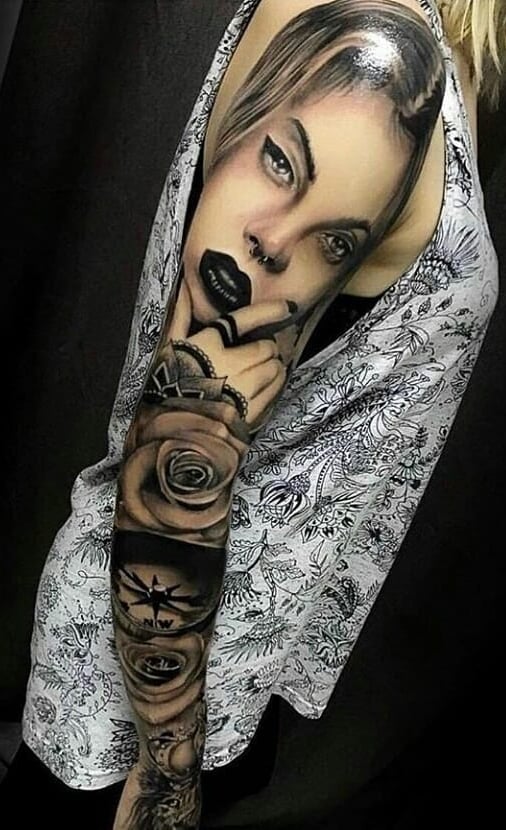 mujer con tatuaje manga completa 22