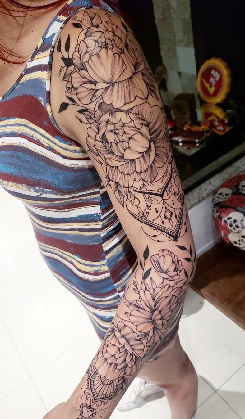 mujer con tatuaje manga completa 23