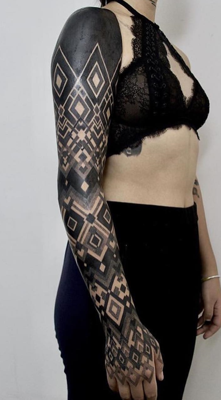 mujer con tatuaje manga completa 27