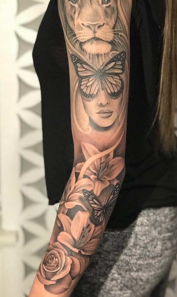 mujer con tatuaje manga completa 30