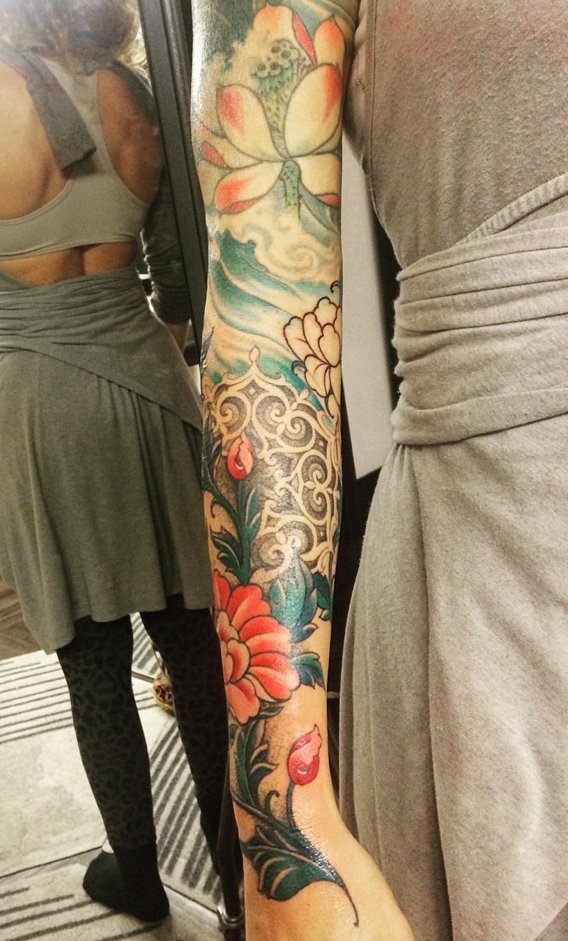mujer con tatuaje manga completa 31