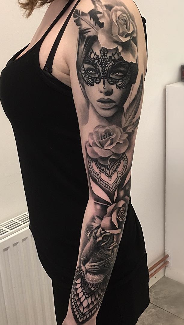 mujer con tatuaje manga completa 32