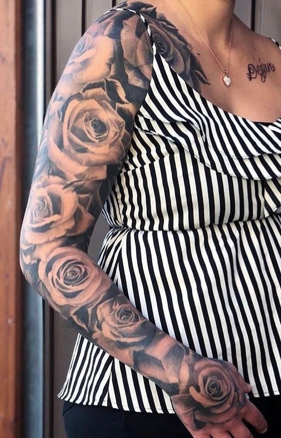 mujer con tatuaje manga completa 34