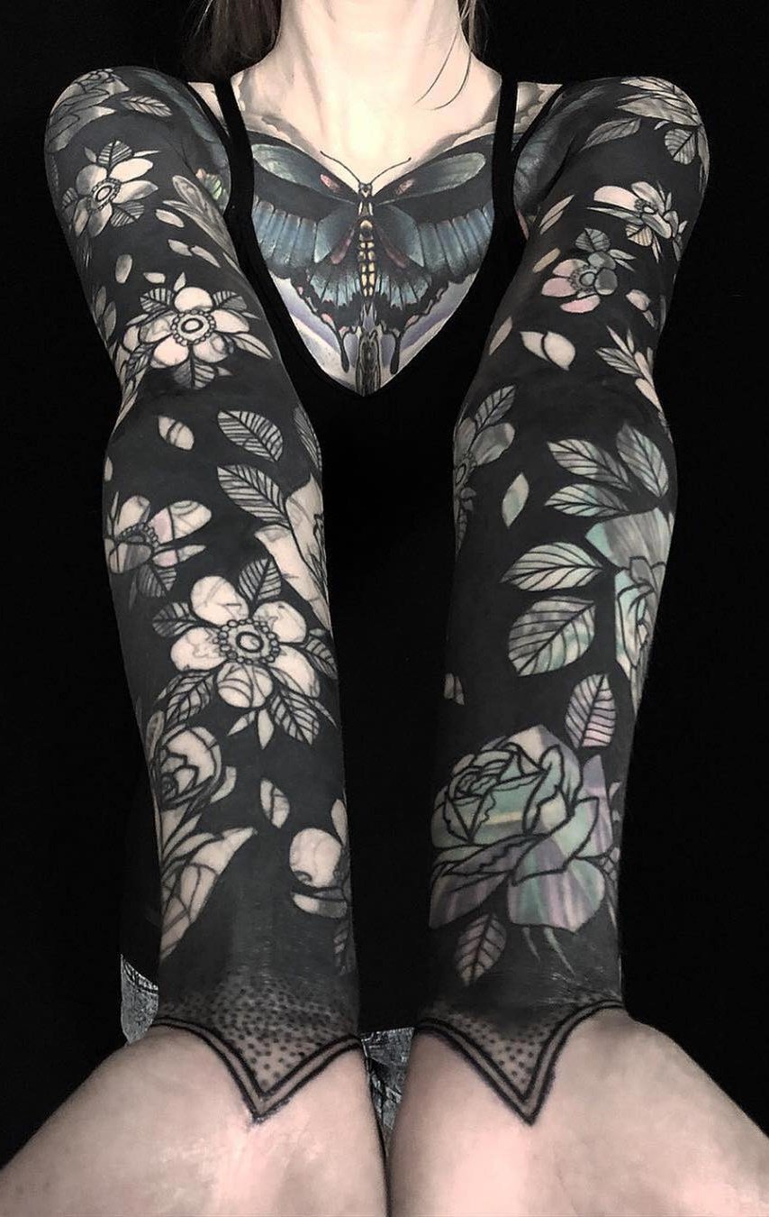 mujer con tatuaje manga completa 35