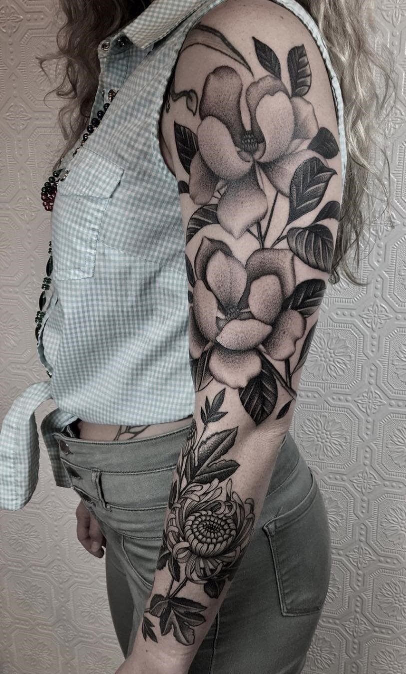 mujer con tatuaje manga completa 38