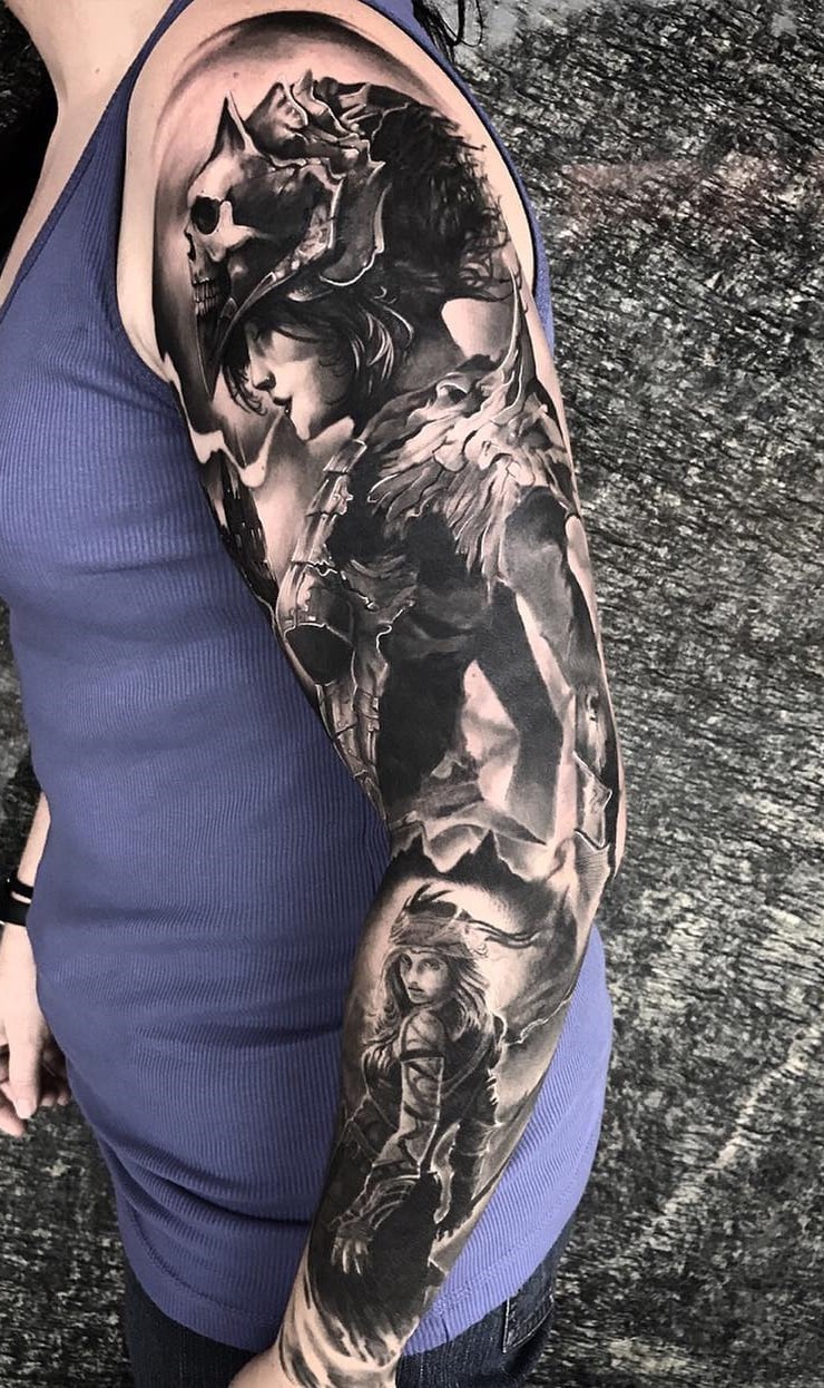 mujer con tatuaje manga completa 40