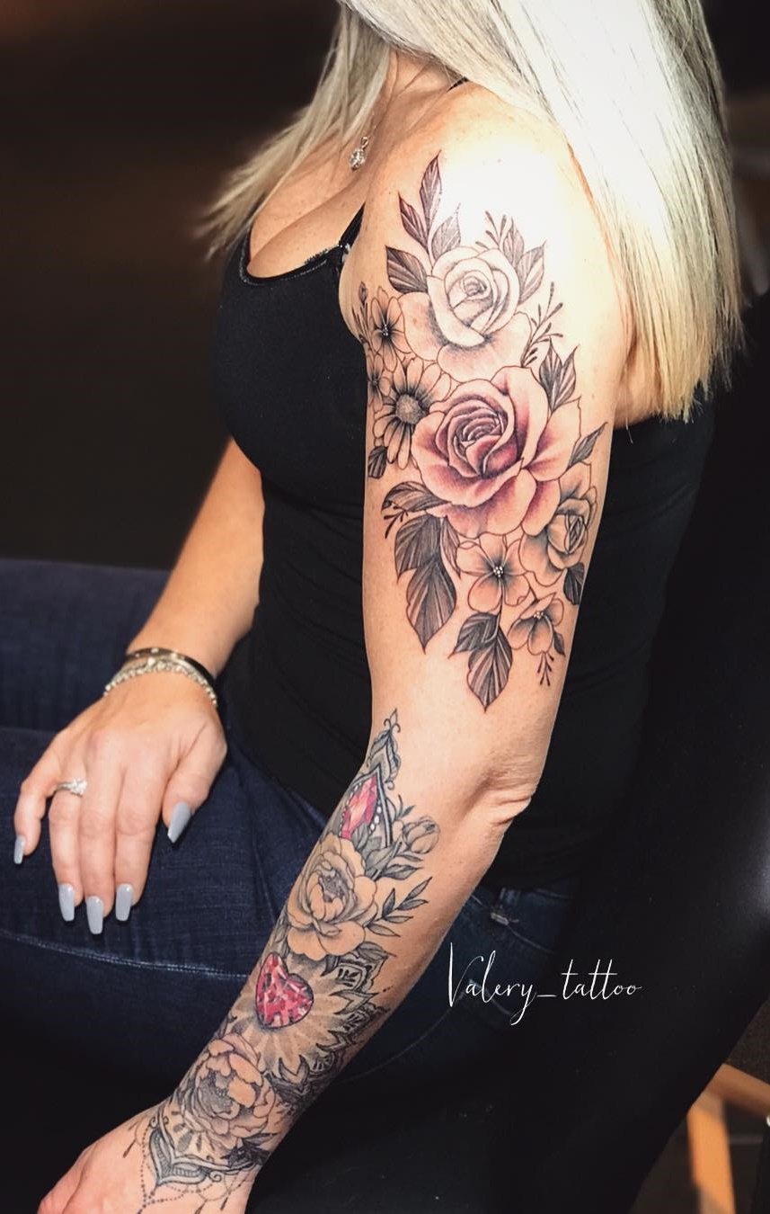 mujer con tatuaje manga completa 42