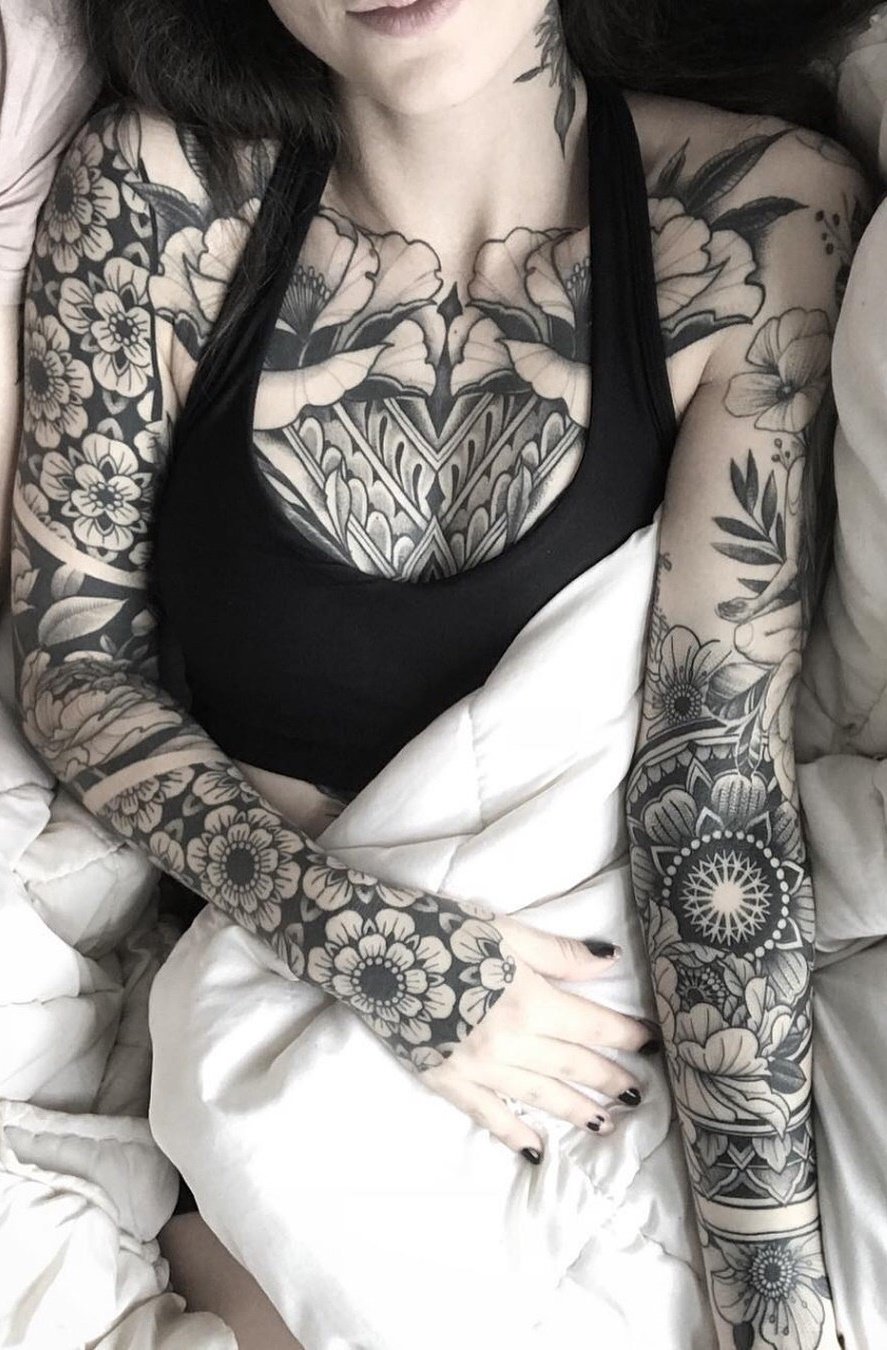 mujer con tatuaje manga completa 44