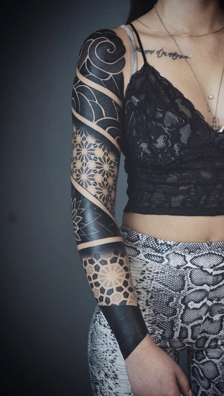 mujer con tatuaje manga completa 45