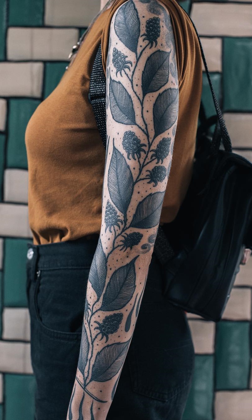 mujer con tatuaje manga completa 46