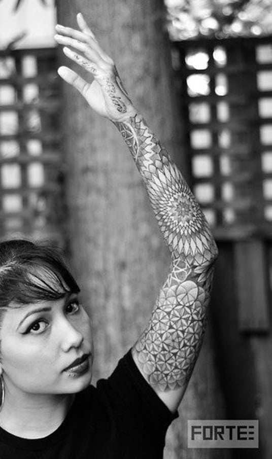 mujer con tatuaje manga completa 47