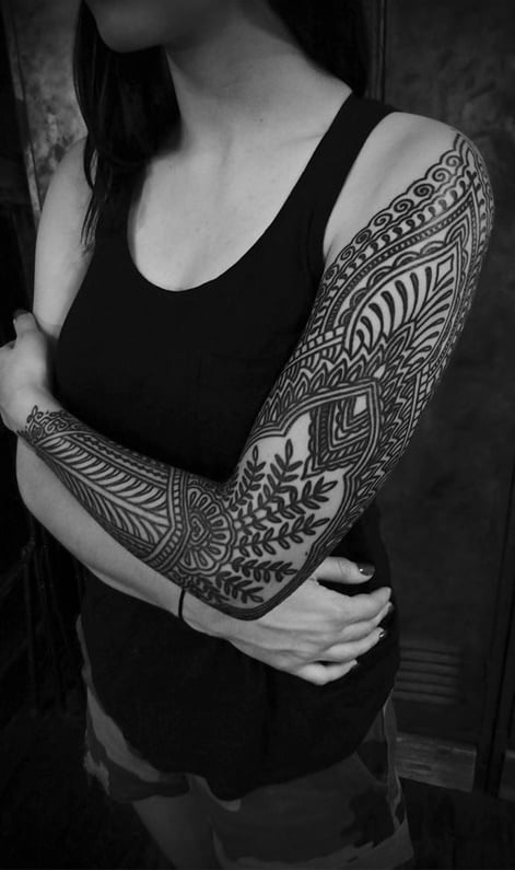 mujer con tatuaje manga completa 48