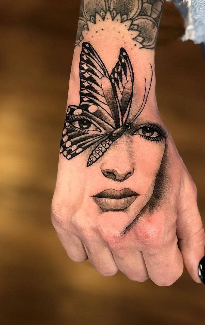 tattoo en la mano para hombre 15