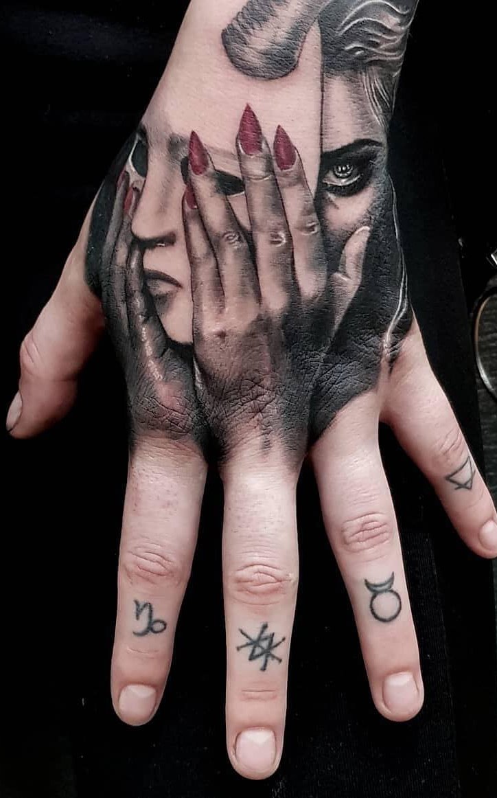 tattoo en la mano para hombre 19