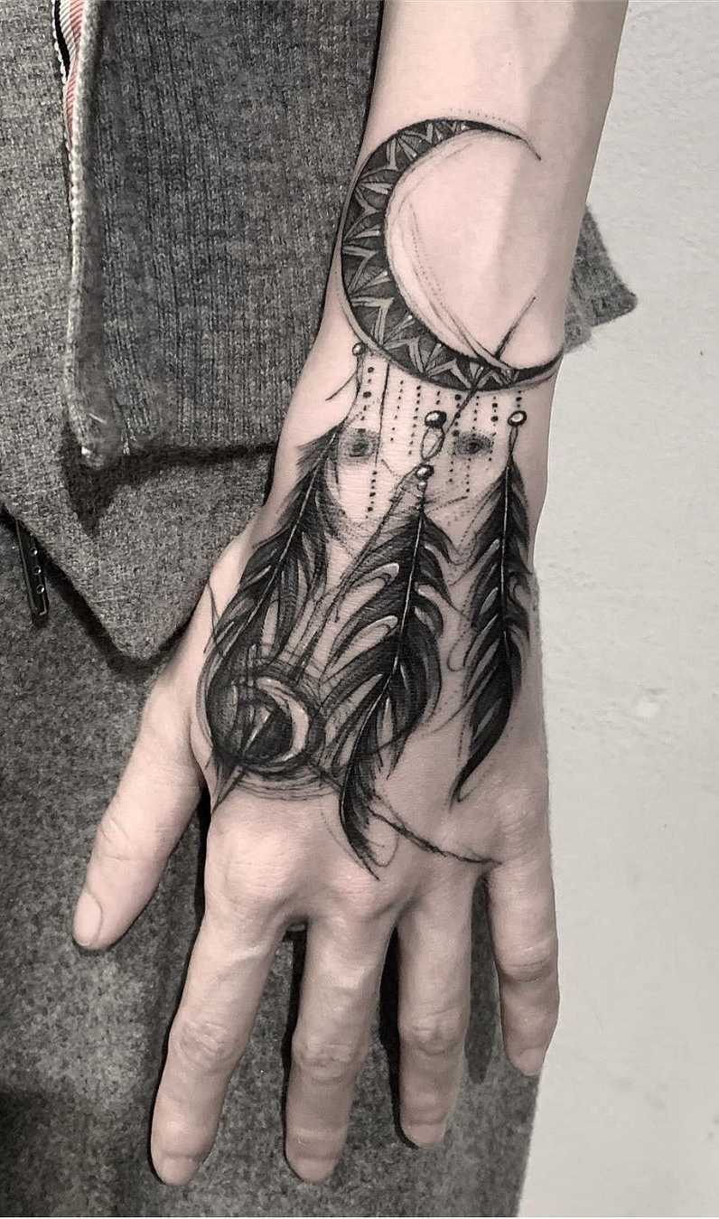 tattoo en la mano para hombre 24