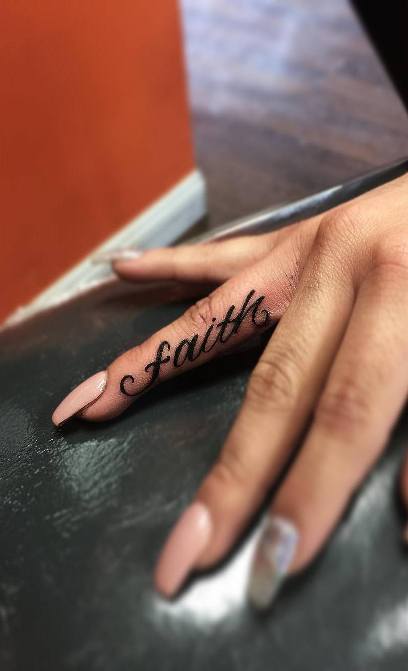 tattoo en la mano para hombre 32