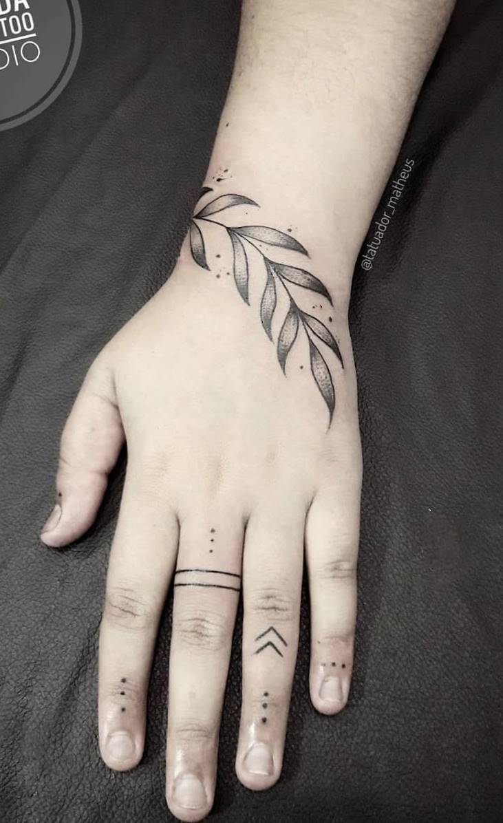 tattoo en la mano para hombre 35