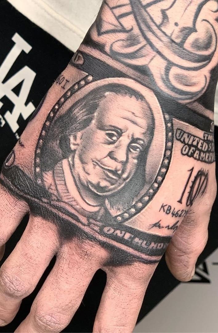 tattoo en la mano para hombre 51